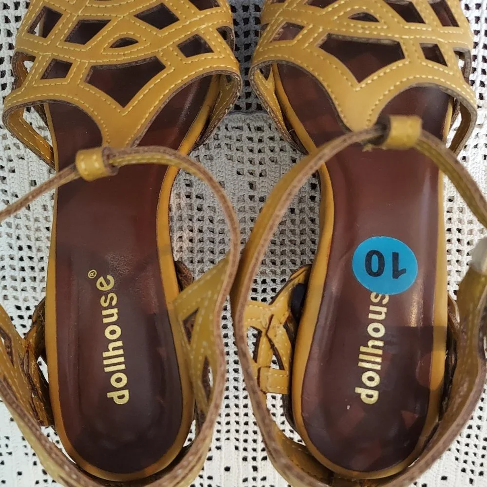 DOLLHOUSE LASER CUT PEEP TOE STUDDED WEDGES (10M)
